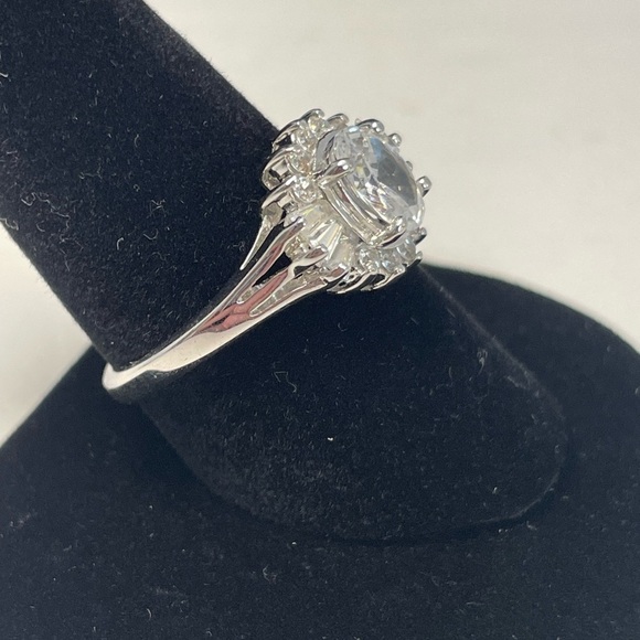 Large flower cut cubic zirconia ring with baguette cz surround. Size 10 - Picture 4 of 9